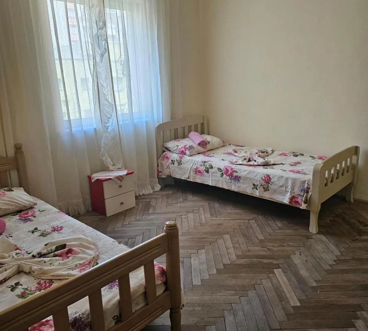 Endris Room Tirana 0*,  Albania